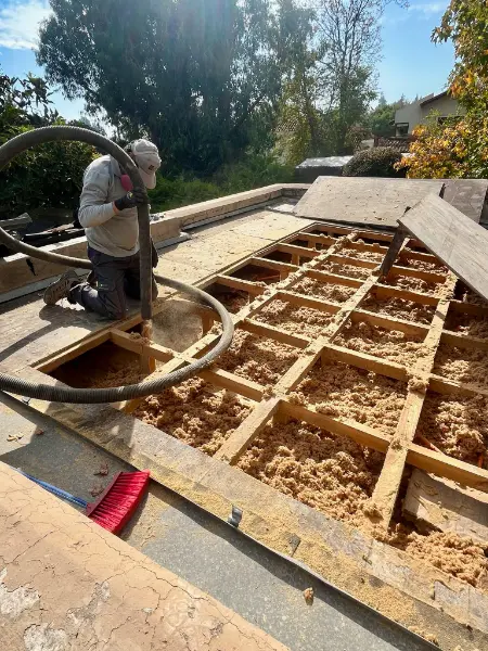 Aplicando Celulosa insuflada sobre cielo raso a techo abierto