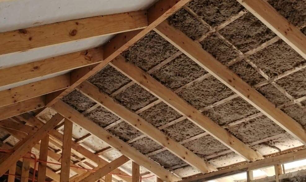 Aplicación de celulosa proyectada en techo bajo cubierta desde el interior de la vivienda