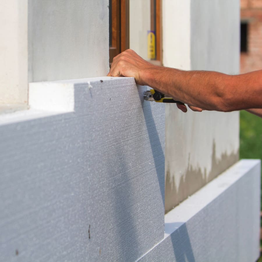 Aplicando EIFS sobre los muros de una casa para mejorar el confort térmico en el hogar, ahorrar en calefacción y proteger la estructura.