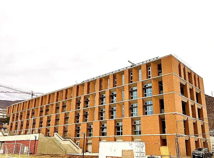Quickwall instaló el sistema EIFS en fachada del Edificio de Ingeniería de la Universidad de Los Andes en Las Condes