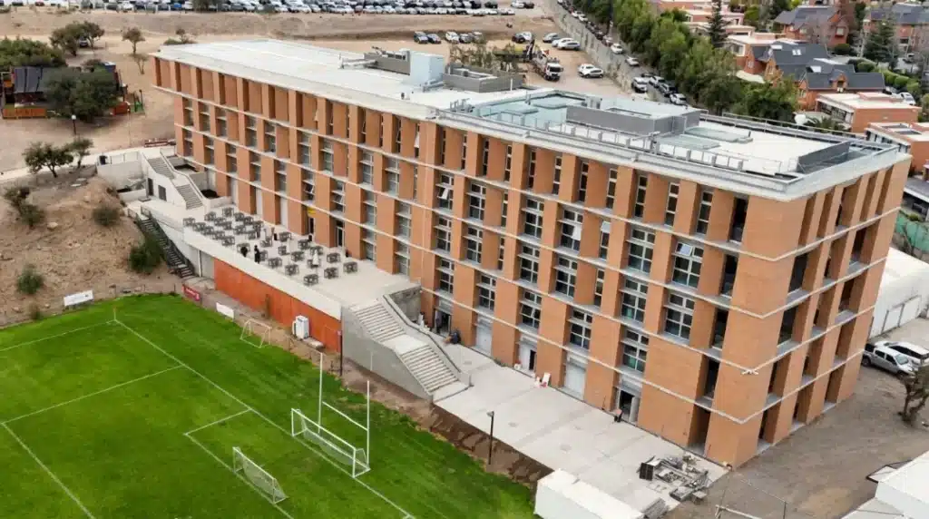 Quickwall instaló el sistema EIFS en fachada del Edificio de Ingeniería de la Universidad de Los Andes en Las Condes