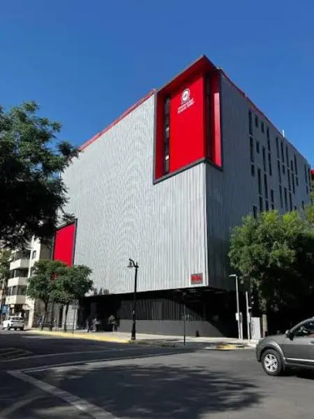 Aplicación de EIFS por Quickwall en fachada de Edificio de la Universidad Andrés Bello