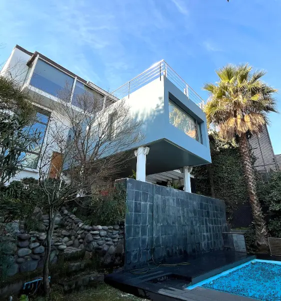 Renovación de fachada realizada con EIFS. El objetivo fue proteger de la humedad ambiente.
