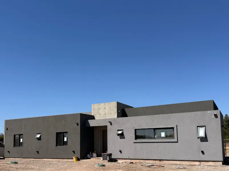 Casa de paneles SIP, protegida con EIFS. Con acabados de 2 tonos distintos de pintura.