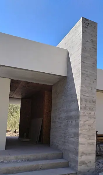 Casa aislada con sistema EIFS, donde se ve 2 tipos de acabados. Sacando provecho a la versatilidad decorativa del sistema EIFS